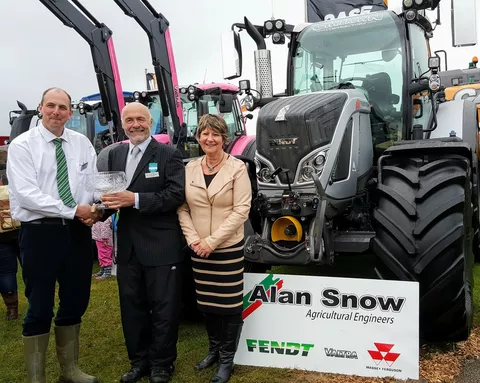 Martin Hamer überreicht Alan Snow und seiner Frau Di auf der Royal Cornwall show 2017 eine Erinnerungsschale zum 25. Jubiläum.