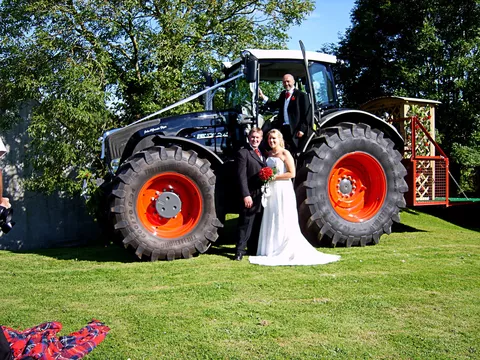 Der stolze Vater Alan mit seiner Tochter Becky und Ehemann James vor dem "Black Beauty" Fendt Vario 936