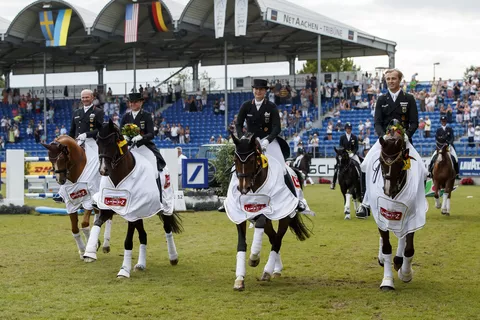 Hubertus Schmidt, Dorothee Schneider, Isabell Werth und Sönke Rothenberger bei der Ehrenrunde.