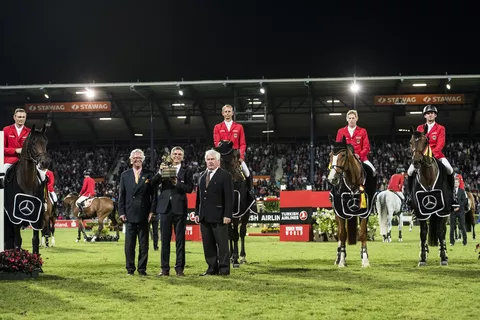 Maurice Tebbel, Marco Kutscher, Marcus Ehning und Philipp Weishaupt gewinnen den Nationenpreis von Aachen.