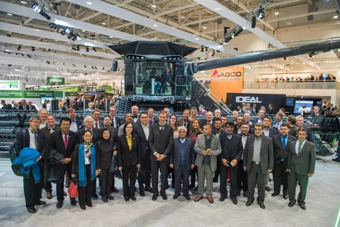 Die rund 40-köpfige DLG Delegation vor dem 12 Meter Schneidwerk des Fendt IDEAL