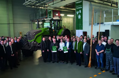 Produktionsjubiläum bei Fendt: Am Mittwoch, 20. Dezember 2017, lief er 1000ste Fendt 1000 Vario vom Band. Der Fendt 1038 Vario wird zukünftig auf einem großen Milchviehbetrieb in Ontario/Kanada eingesetzt.