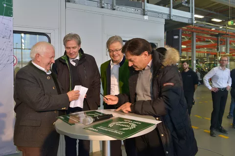 Die Fendt Geschäftsführung unterschreibt die Glückwunschurkunde zur Produktion des 1000sten Fendt 1000 Vario