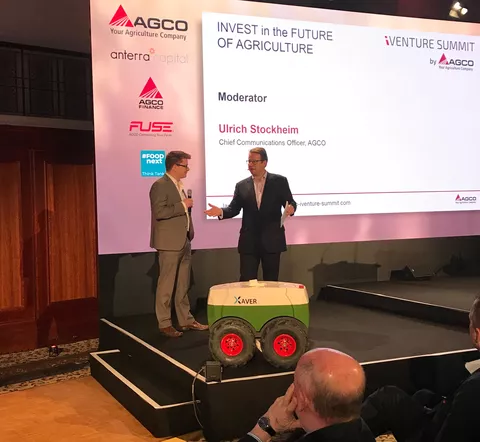 Dr. Benno Pichlmaier, Leiter Vorentwicklung bei AGCO, im Gespräch mit Moderator Uli Stockheim zum Thema Fendt Xaver Roboter.