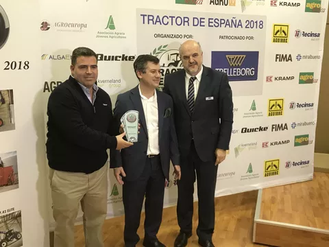 Ramón Martinez (Generaldirektor von Trelleborg Wheel Systems) verleiht an José Ramón González und Federico Amigo den Finalistenpreis für den Fendt 1050 Vario in der Kategorie „Traktoren über 201 PS“.