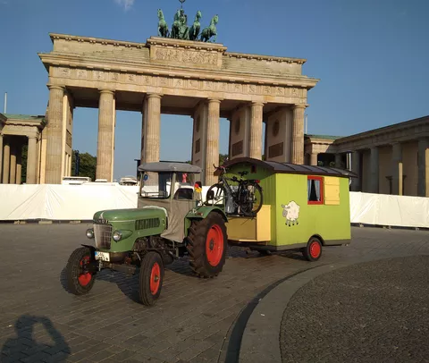 Ein Traum wird wahr: Einmal mit dem Fendt Farmer 2D durch Berlin fahren.*