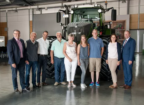 Personen vor einem Fendt Traktor