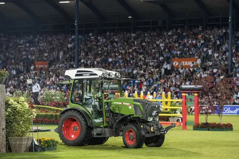 Traktor auf dem Gelände