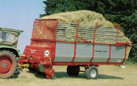 Fendt Ladewagen mit Heu befüllt