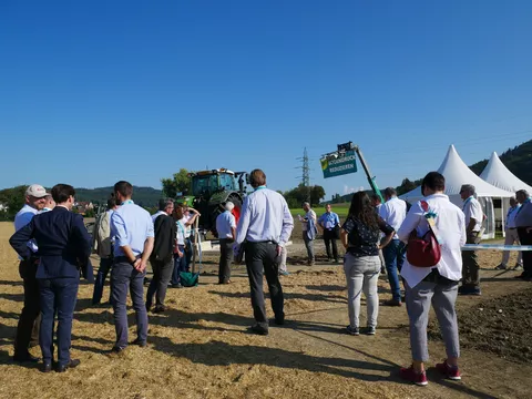 Messebesucher schauen sich einen Fendt Traktor an