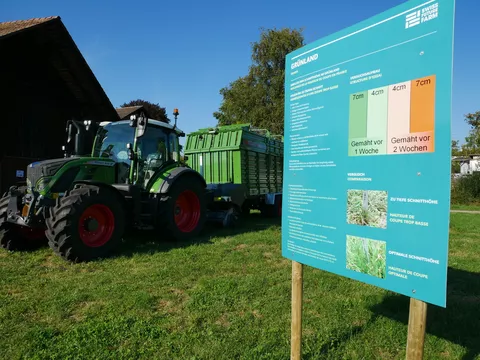 Fendt Traktor mit Ladewagen