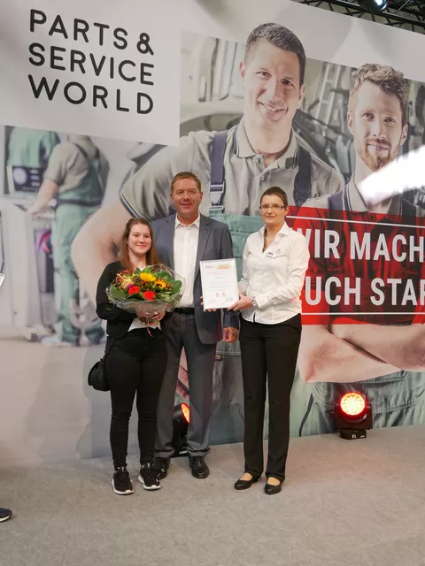 Blumen und Urkundenübergabe im Rahmen des AGCO Service Excellence Awards an die Teilnehmer