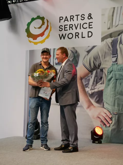 Blumen und Urkundenübergabe im Rahmen des AGCO Service Excellence Awards an die Teilnehmer