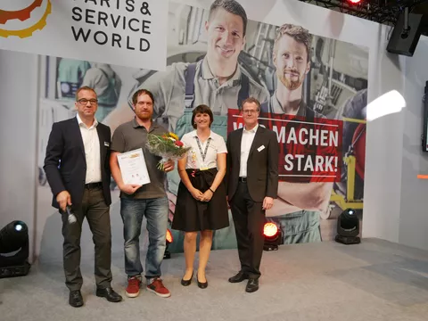 Blumen und Urkundenübergabe im Rahmen des AGCO Service Excellence Awards an die Teilnehmer