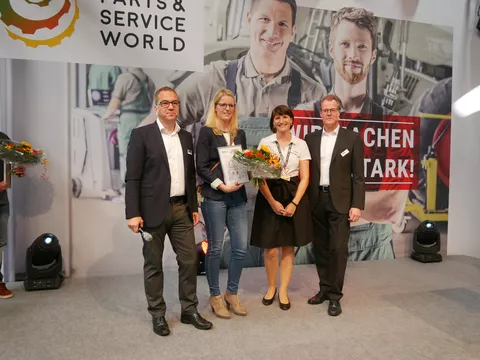 Blumen und Urkundenübergabe im Rahmen des AGCO Service Excellence Awards an die Teilnehmer