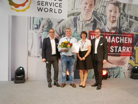 Blumen und Urkundenübergabe im Rahmen des AGCO Service Excellence Awards an die Teilnehmer