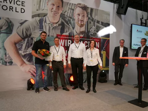 Blumen und Urkundenübergabe im Rahmen des AGCO Service Excellence Awards an die Teilnehmer