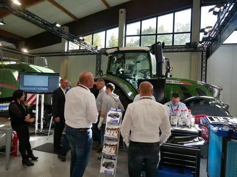 Messebesucher am Fendt 724 Vario mit der Quaderballenpresse 1270 S