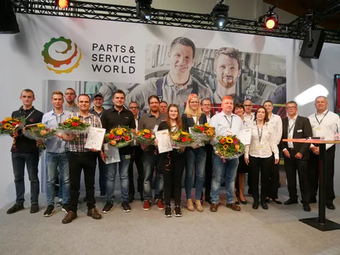 Blumen und Urkundenübergabe im Rahmen des AGCO Service Excellence Awards an die Teilnehmer