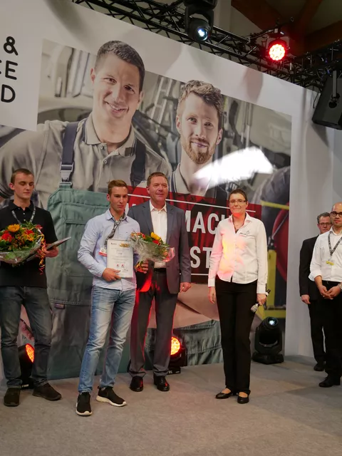 Blumen und Urkundenübergabe im Rahmen des AGCO Service Excellence Awards an die Teilnehmer