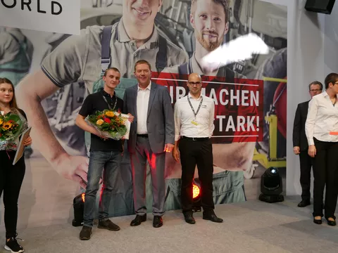 Blumen und Urkundenübergabe im Rahmen des AGCO Service Excellence Awards an die Teilnehmer