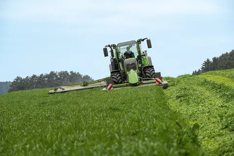 Fendt Traktor bei der Mährarbeit