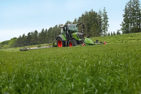 Fendt Traktor bei der Mährarbeit