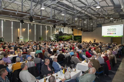 Zahlreiche Rentner in der Ausstellungshalle im Fendt Forum in Marktoberdorf