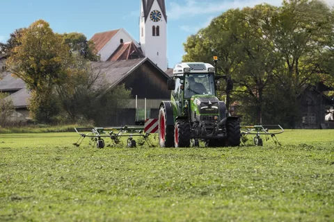 Der Fendt e100 Vario im Grünland beim Wenden