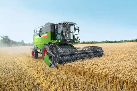 Fendt E-Serie Mähdrescher beim Drusch von Weizen