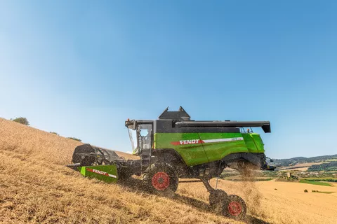 Fendt C-Serie SL Hangmähdrescher beim Drusch mit Steigung