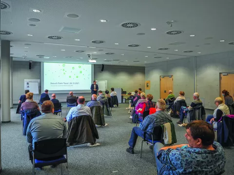 Besucher schauen sich die Power-Point Präsentation an