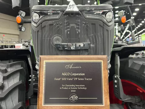 AE50 Award Auszeichnung als Plakette steht vor der Schnauze des Fendt 600 Vario