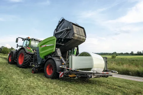 Rundballen beim Wickeln auf dem Wickeltisch der Fendt Rotana Combi Rundballenpresse