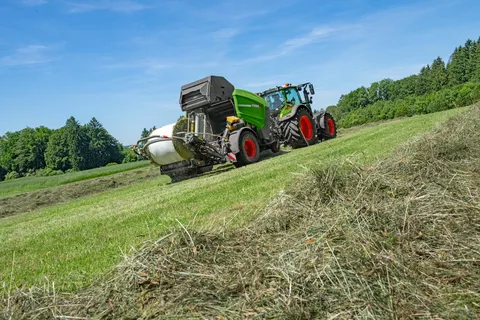 Ballenübergabe Fendt Rotana Combi Rundballenpresse