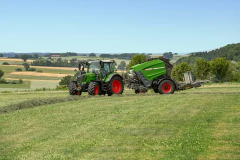 Fendt Rotana Combi Rundballenpresse bei der Grünfutterernte