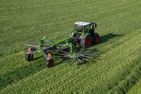 Grünfutterernte mit dem Zweikreisel-Mittelschwader Fendt Former C