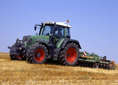 Fendt 716 Vario Gen2 auf dem Feld mit einem Anbaugerät von Amazone