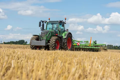 Die fünfte Generation des Fendt 700 Vario auf dem Feld mit einem Anbaugerät vom Amazone