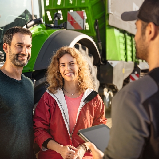 Ein Landwirtspaar besucht seinen Händler und Fendt Profi zum Gespräch über die Fendt Care Mitgliedschaft&emsp;