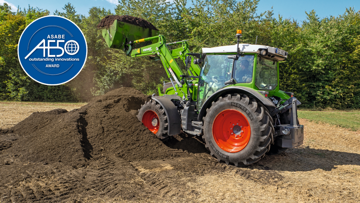 Ein Fendt 200 Vario entleert Erde aus der Schaufel auf einen Haufen. Der Traktor wurde  mit dem US-amerikanischen Preis AE50 ausgezeichnet