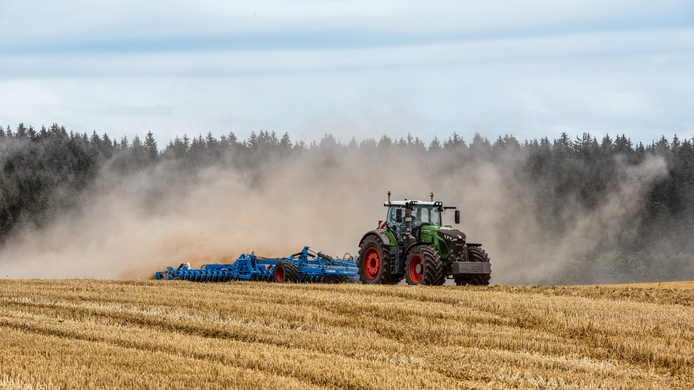 Stoppelbearbeitung mit dem Fendt 900 Vario Gen6