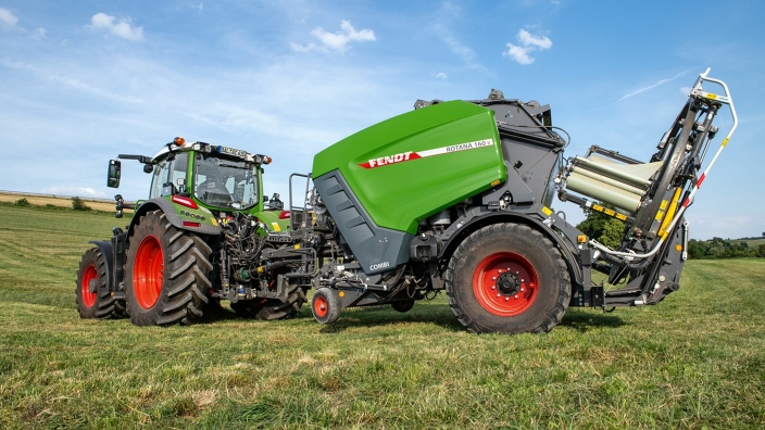 Fendt Rundballenpresse mit Fendt Traktor auf Wiese