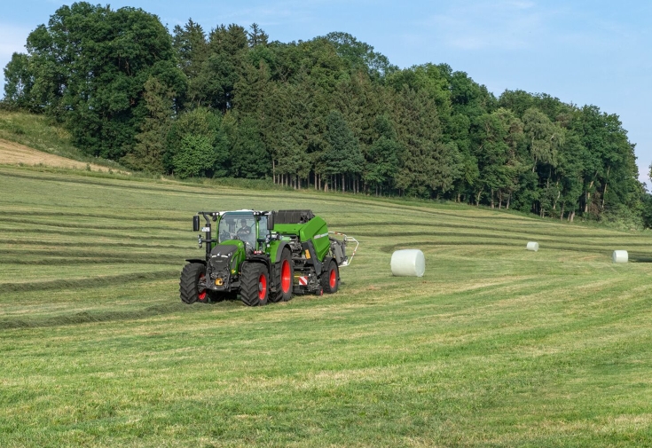 Grünfutterernte mit der Fendt Rotana Combi Rundballenpresse