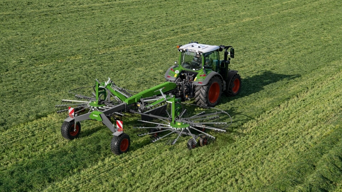 Schwaden mit dem Zweikreisel-Mittelschwader Fendt Former C