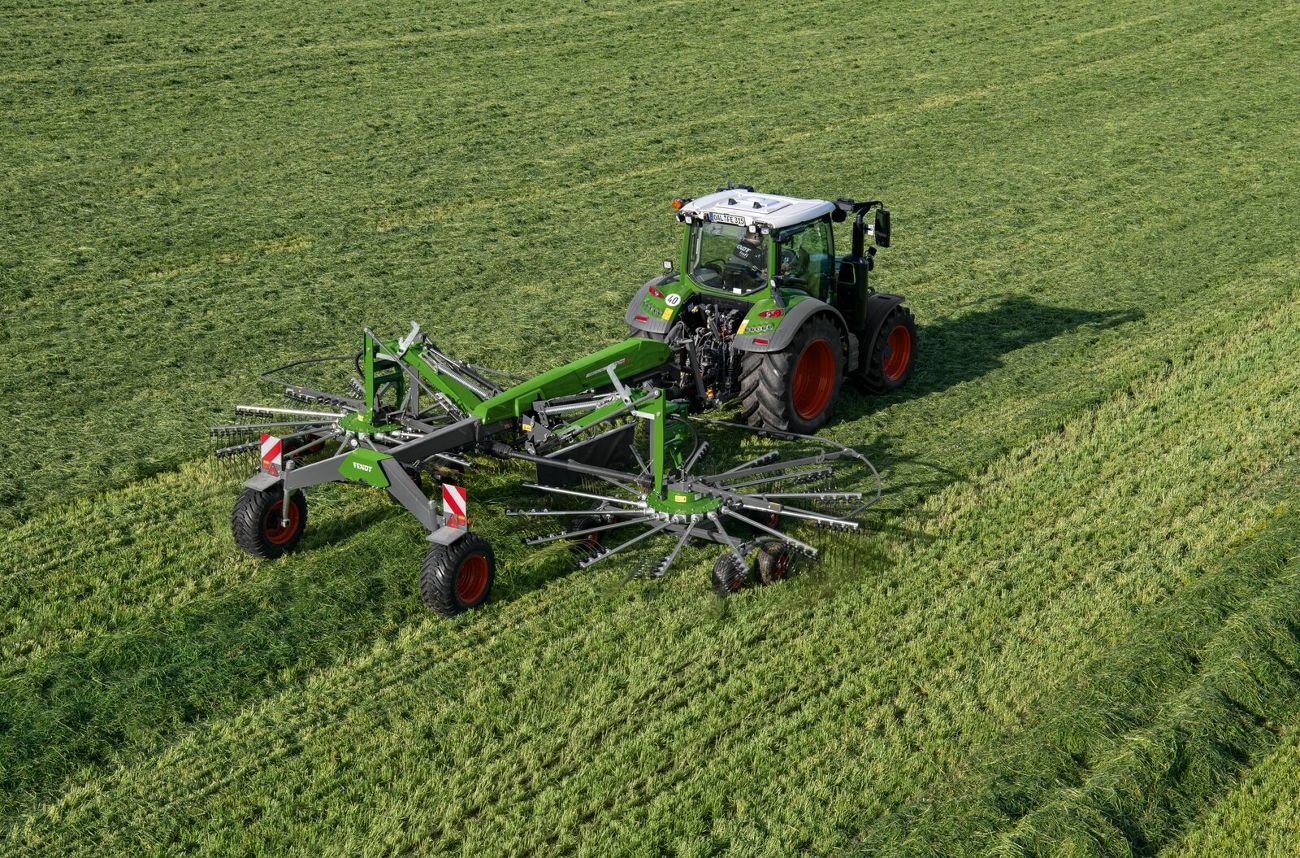 Grünfutterernte mit dem Zweikreisel-Mittelschwader Fendt Former C