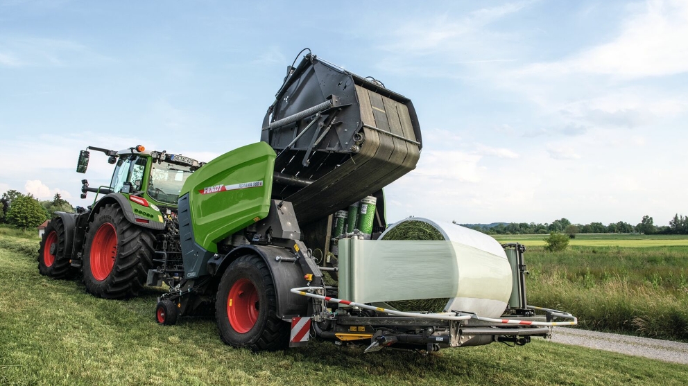 Rundballen beim Wickeln auf dem Wickeltisch der Fendt Rotana Combi Rundballenpresse