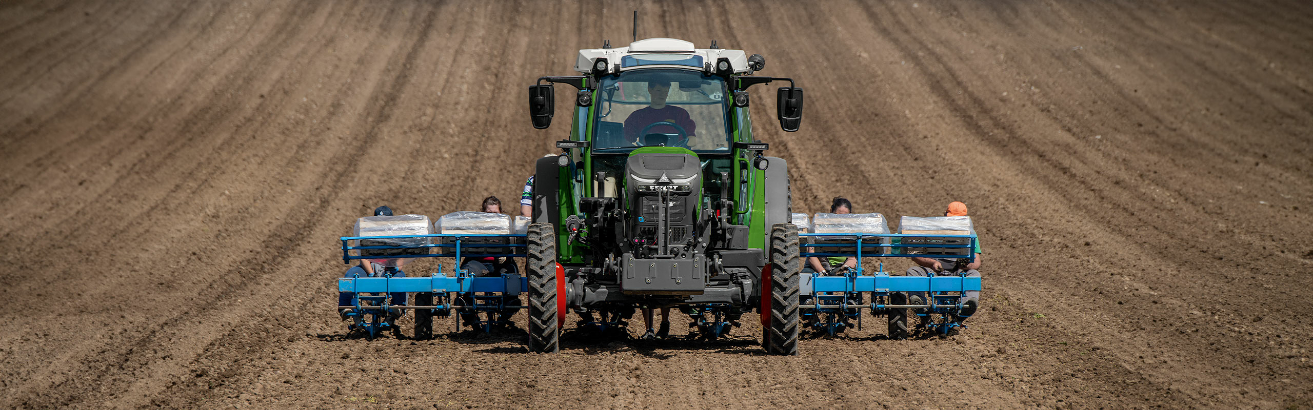 Ein Fendt e100 Vario im Feldeinsatz