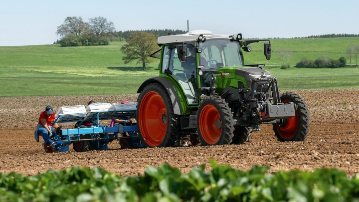 Der neue Fendt e100 Vario bei der Ernte auf dem Feld