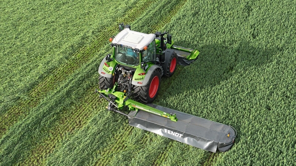 Fendt 300 Vario beim Mähen mit dem Fendt Slicer 4590 TL.